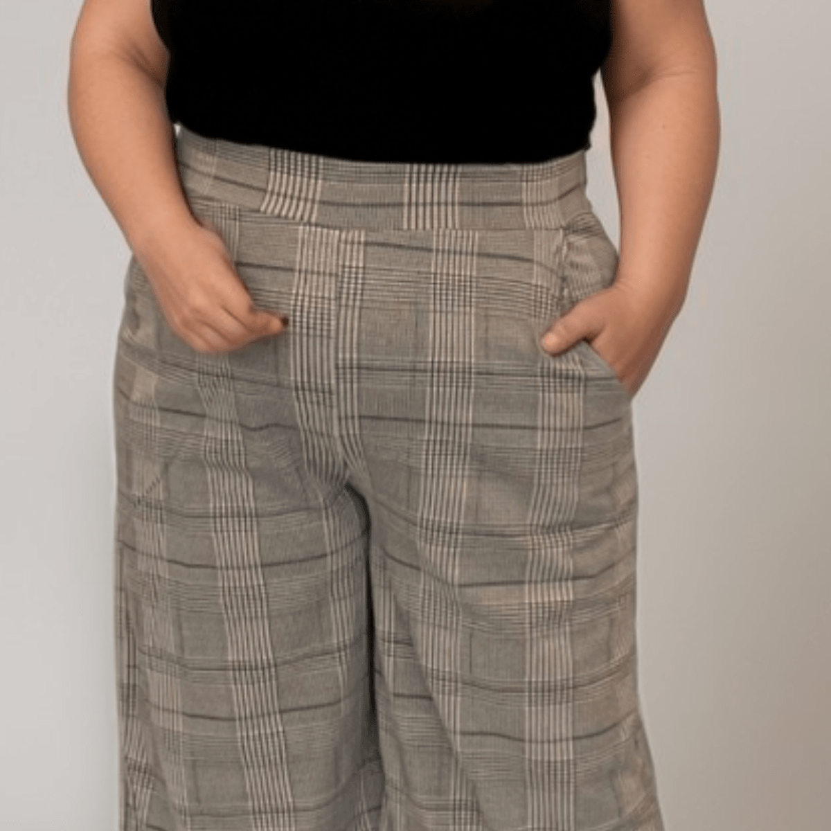 Plaid wide-leg trousers featuring side pockets and a relaxed fit.